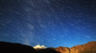 yıldız Elbrus dağın üstünden Soldurma çizgiler çizin. Gece manzarası. Rusya. Video. UltraHD (4k)