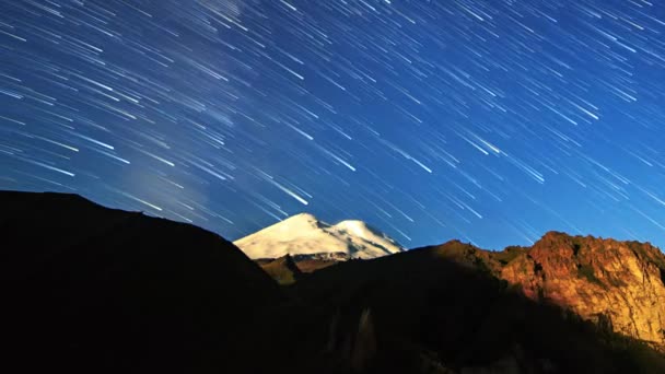 Sterren Tekent Vervagen Lijnen Elbroes Berg Nacht Landschap Rusland Video — Stockvideo