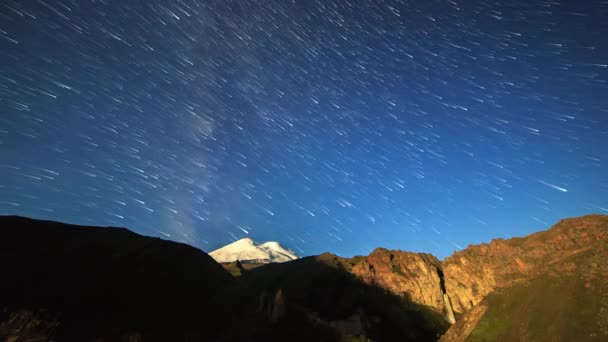 Αστέρια Σχεδιάσετε Ξεθώριασμα Γραμμές Πάνω Από Όρος Ελμπρούς Τοπίο Νύχτα — Αρχείο Βίντεο