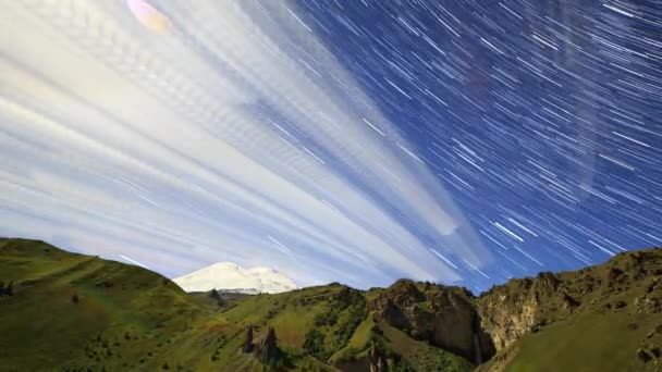 Luna Sobre Montaña Elbrus Paisaje Nocturno Rusia Vídeo Ultrahd — Vídeo de stock