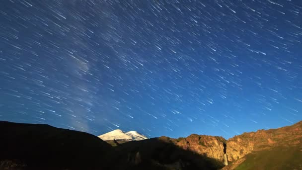 Estrelas Desenhar Linhas Desvanecimento Sobre Monte Elbrus Paisagem Noturna Rússia — Vídeo de Stock
