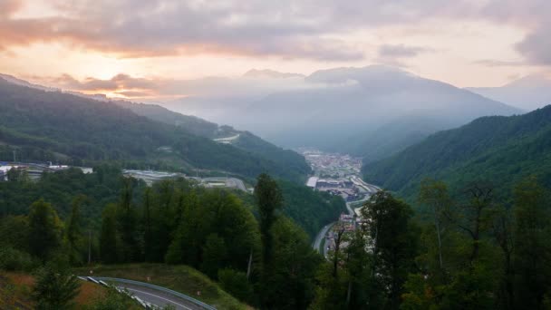 Dağlarda Günbatımı Alt Katta Tren Istasyonu Rosa Khutor Duvara Yakın — Stok video