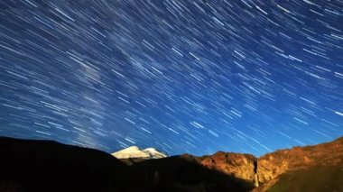 yıldız Elbruz Dağı üzerinde solmaya çizgiler çizin. Gece manzarası. Rusya. Video