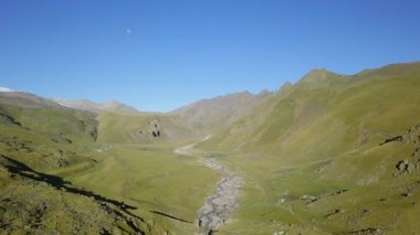 Kızıl-Su Nehri, Kabardey-çatışmalar işgalciler, Rusya, videoda Elbruz Dağı ve Sultan şelale havadan görünümü