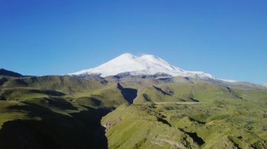 inanılmaz hava görünümünü Elbruz Dağı yaz, Kabardey-çatışmalar işgalciler, Rusya Federasyonu. Video