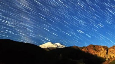 yıldız Elbruz Dağı üzerinde solmaya çizgiler çizin. Gece manzarası. Rusya. Video