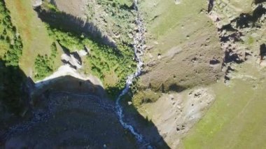 Kızıl-Su Nehri, Kabardey-çatışmalar işgalciler, Rusya, videoda Elbruz Dağı ve Sultan şelale havadan görünümü