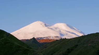 şaşırtıcı Elbruz Dağı'nda şafak, Kafkasya, Rusya Federasyonu. Video