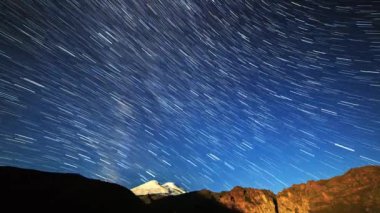 yıldız Elbruz Dağı üzerinde solmaya çizgiler çizin. Gece manzarası. Rusya. Video