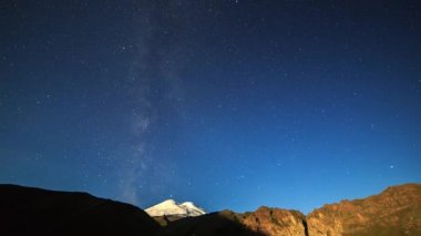 Elbruz Dağı üzerinde şaşırtıcı yıldızlı gökyüzü. Gece manzarası. Rusya. Video