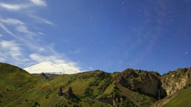 Dağ Elbrus üzerinde ay. Gece manzarası. Rusya. Video