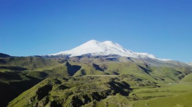 inanılmaz hava görünümünü Elbruz Dağı yaz, Kabardey-çatışmalar işgalciler, Rusya Federasyonu. Video