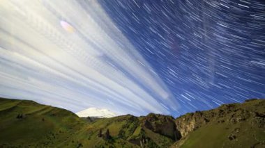 Dağ Elbrus üzerinde ay. Gece manzarası. Rusya. Video. UltraHD (4k)