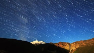 yıldız Elbrus dağın üstünden Soldurma çizgiler çizin. Gece manzarası. Rusya. Video. UltraHD (4k)