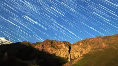 yıldız Elbruz Dağı üzerinde solmaya çizgiler çizin. Gece manzarası. Rusya. Video