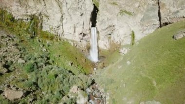Kızıl-Su Nehri, Kabardey-çatışmalar işgalciler, Rusya, videoda Elbruz Dağı ve Sultan şelale havadan görünümü