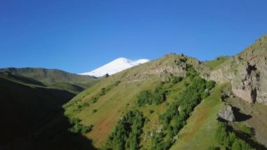 inanılmaz hava görünümünü Elbruz Dağı yaz, Kabardey-çatışmalar işgalciler, Rusya Federasyonu. Video