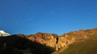 Elbruz Dağı üzerinde şaşırtıcı yıldızlı gökyüzü. Gece manzarası. Rusya. Video