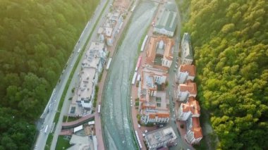 Rusya, Sochi - 05 Eylül 2017: Hava görünümünü Rosa Khutor, Krasnaya Polyana, Sochi, Rusya Federasyonu, Video. UltraHD (4k)