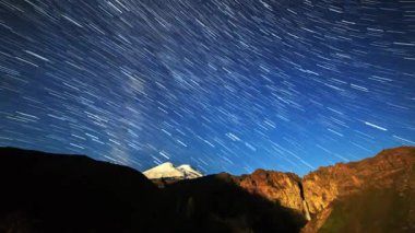 yıldız Elbruz Dağı üzerinde solmaya çizgiler çizin. Gece manzarası. Rusya. Video