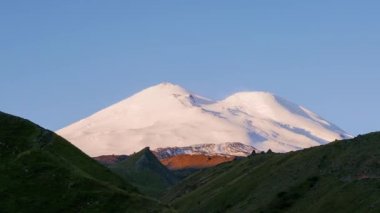 şaşırtıcı Elbruz Dağı'nda şafak, Kafkasya, Rusya Federasyonu. Video