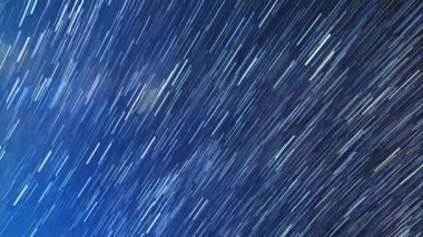 yıldız Elbruz Dağı üzerinde solmaya çizgiler çizin. Gece manzarası. Rusya. Video