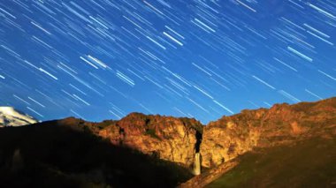 yıldız Elbruz Dağı üzerinde solmaya çizgiler çizin. Gece manzarası. Rusya. Video