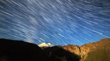 Dağ Elbrus üzerinde ay. Gece manzarası. Rusya. Video. UltraHD (4k)