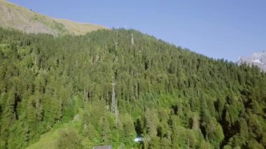 Dağlarda teleferik. Dombayskaya Polyana, Karachaevo-Çerkez Cumhuriyeti, Kuzey Kafkasya. Rusya. Video. UltraHD (4k)