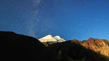 Elbruz Dağı üzerinde şaşırtıcı yıldızlı gökyüzü. Gece manzarası. Rusya. Video