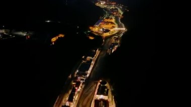 Hava geceleri görüntüleyin. Rosa Khutor, Krasnaya Polyana. Sochi, Rusya Federasyonu. Video