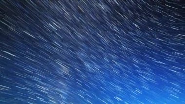 yıldız Elbruz Dağı üzerinde solmaya çizgiler çizin. Gece manzarası. Rusya. Video