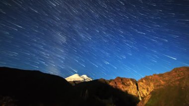 yıldız Elbrus dağın üstünden Soldurma çizgiler çizin. Gece manzarası. Rusya. Video. UltraHD (4k)