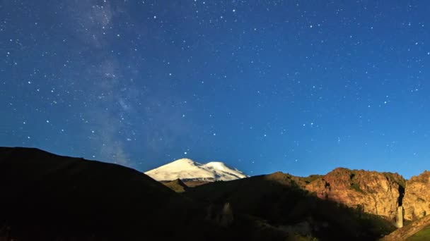 Asombroso Cielo Estrellado Sobre Monte Elbrus Paisaje Nocturno Rusia Vídeo — Vídeo de stock