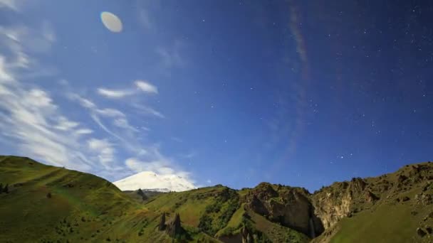 Lua Sobre Montanha Elbrus Paisagem Noturna Rússia Vídeo Ultrahd — Vídeo de Stock