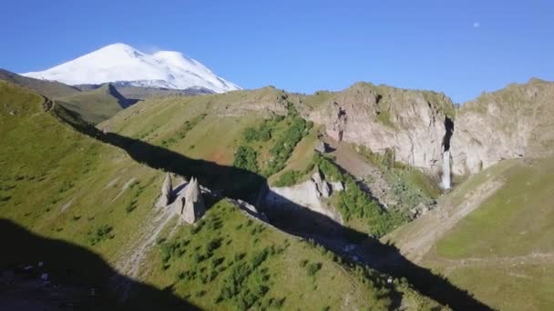 Flygfoto Över Elbrus Berg Och Vattenfallet Sultan Kyzyl Floden Kabardino — Stockvideo