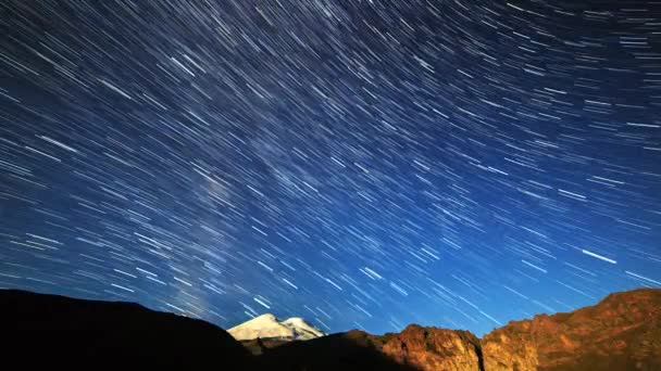 Las Estrellas Dibujan Líneas Desvanecimiento Sobre Monte Elbrus Paisaje Nocturno — Vídeo de stock