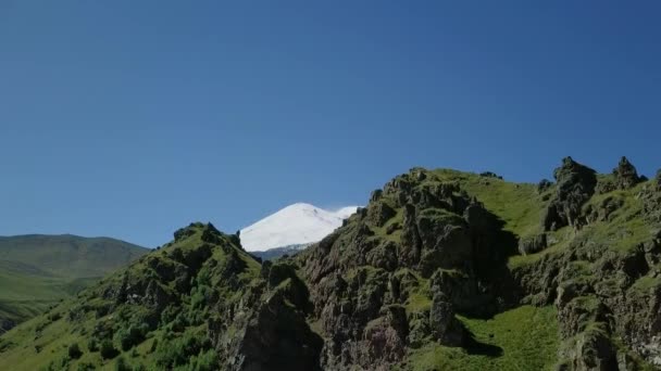 令人惊叹的鸟瞰 Elbrus 山在夏天 卡巴尔达 巴尔卡里亚 俄罗斯 — 图库视频影像