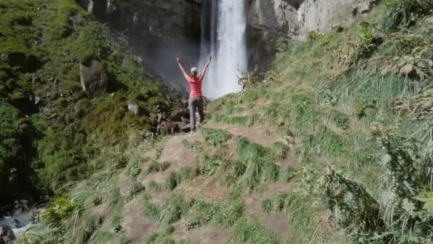 Γυναίκα Απολαμβάνοντας Elbrus Βουνό Και Σουλτάνος Καταρράκτης Στο Κιζίλ Ποταμού — Αρχείο Βίντεο