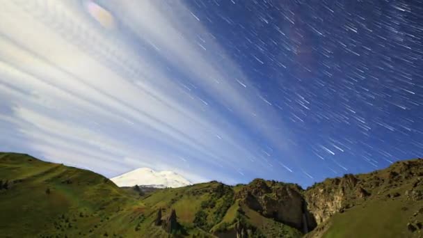 Lua Sobre Montanha Elbrus Paisagem Noturna Rússia Vídeo Ultrahd — Vídeo de Stock