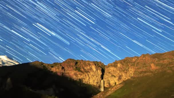 Las Estrellas Dibujan Líneas Desvanecimiento Sobre Monte Elbrus Paisaje Nocturno — Vídeo de stock