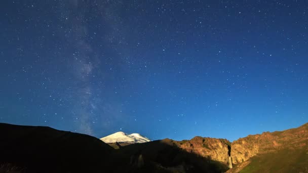 Καταπληκτικό Έναστρο Ουρανό Πάνω Από Όρος Ελμπρούς Τοπίο Νύχτα Ρωσία — Αρχείο Βίντεο