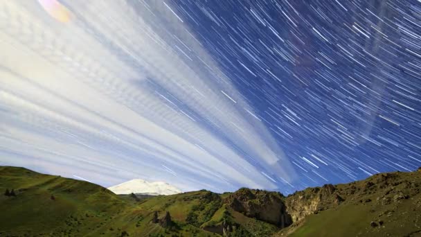 Lua Sobre Montanha Elbrus Paisagem Noturna Rússia Vídeo Ultrahd — Vídeo de Stock