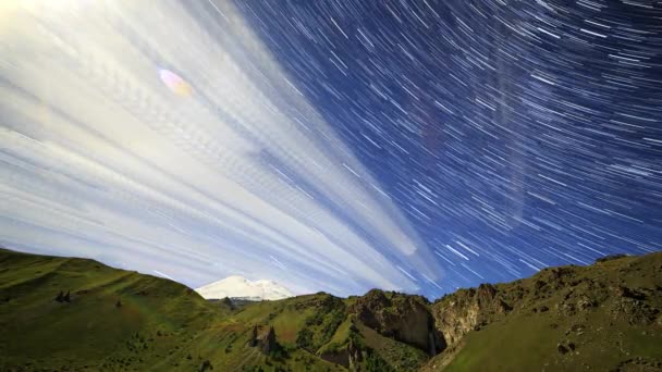 Luna Sopra Monte Elbrus Paesaggio Notturno Russia Video Ultrahd — Video Stock