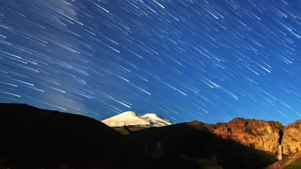 Stelle Disegnare Linee Dissolvenza Sopra Elbrus Montagna Paesaggio Notturno Russia — Video Stock