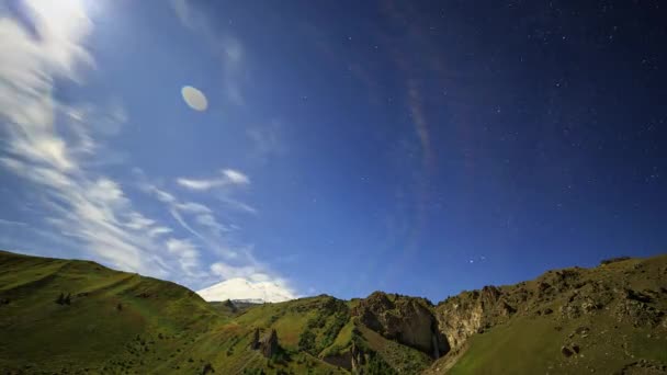 Lua Sobre Montanha Elbrus Paisagem Noturna Rússia Vídeo Ultrahd — Vídeo de Stock