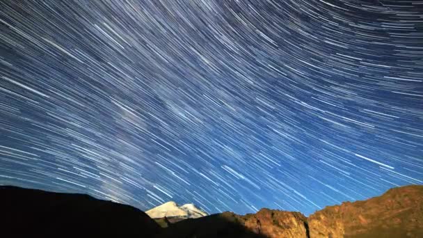 Estrelas Sobre Elbrus Montanha Paisagem Noturna Rússia Vídeo Ultrahd — Vídeo de Stock