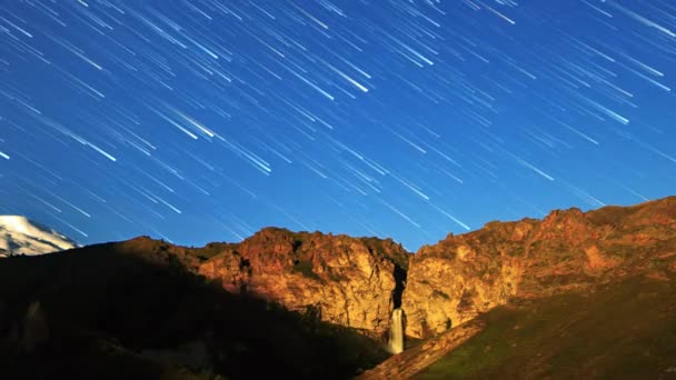 Las Estrellas Dibujan Líneas Desvanecimiento Sobre Montaña Elbrus Paisaje Nocturno — Vídeo de stock