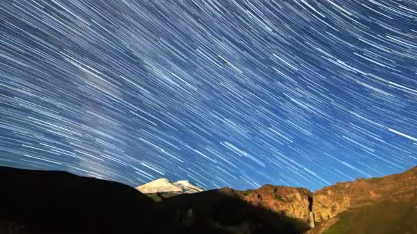 Luna Sobre Montaña Elbrus Paisaje Nocturno Rusia Vídeo Ultrahd — Vídeo de stock