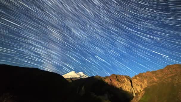 Luna Sopra Monte Elbrus Paesaggio Notturno Russia Video Ultrahd — Video Stock